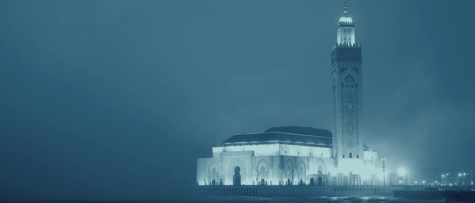 La mosquée Hassan II dans la brume, vue depuis l’océan